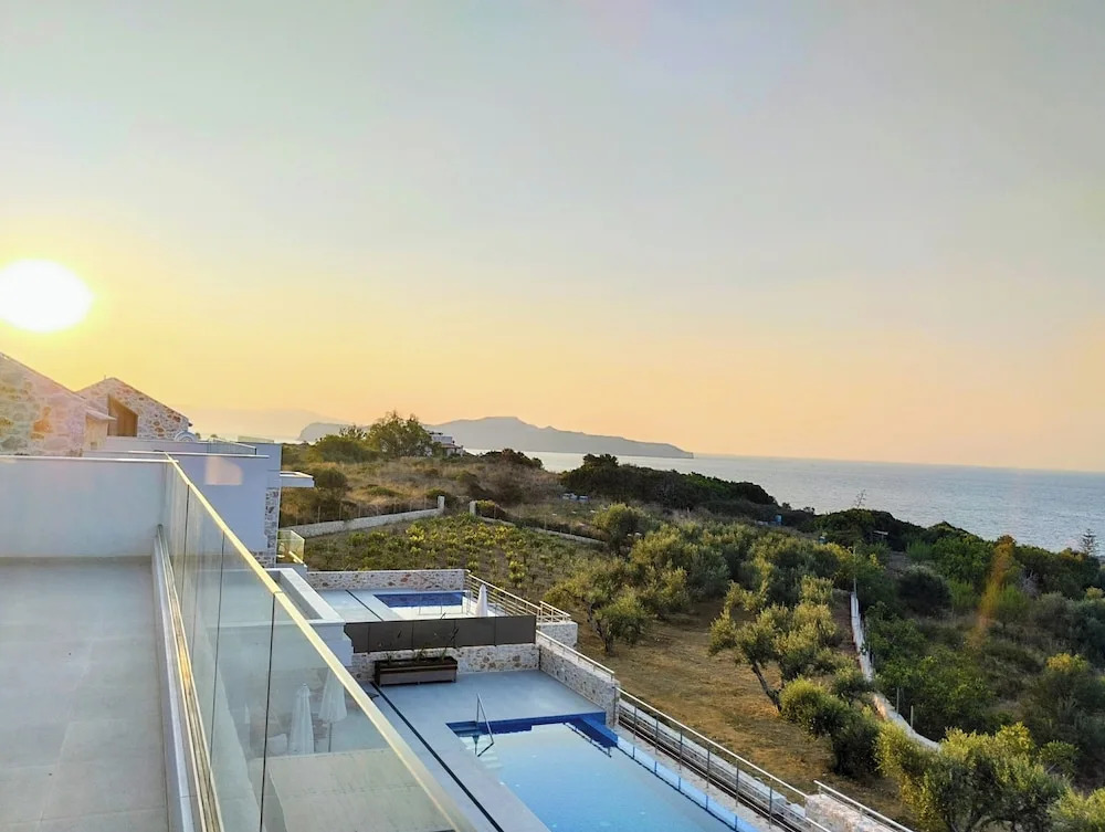 Oinolithos Luxury Villas