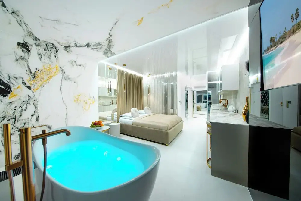 Amber & Wood 5 min to Old Town Parking River View & Balcony by UniqueRent