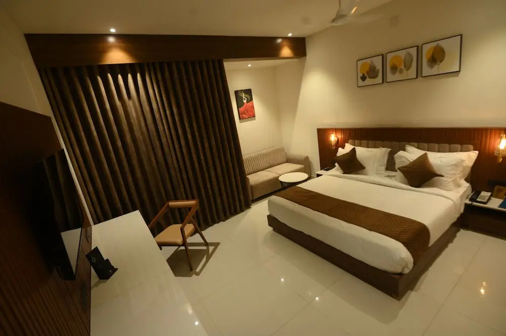 Kings Kraft Tremezzo Inn, Somnath