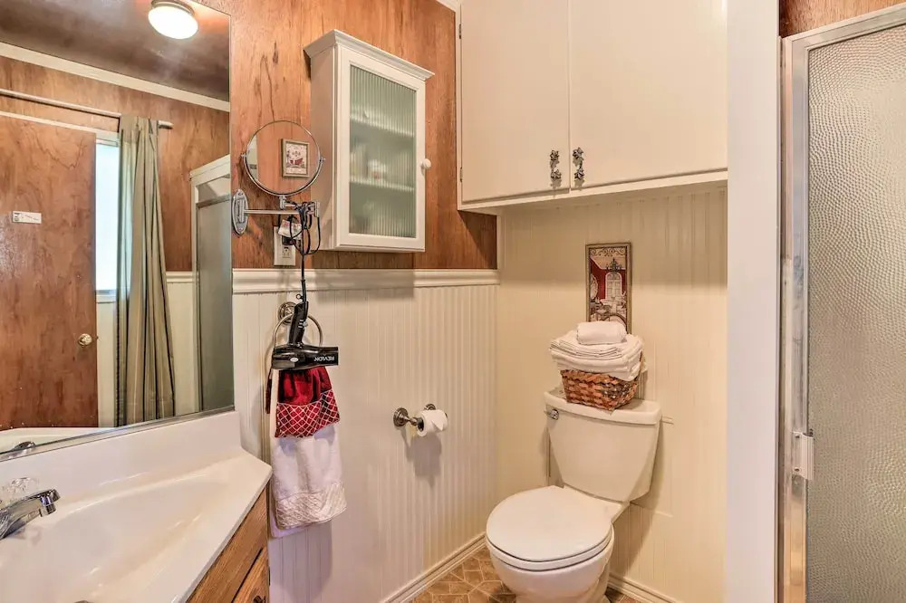 Cozy Crestline Cabin, Close to Lakes, Parks!