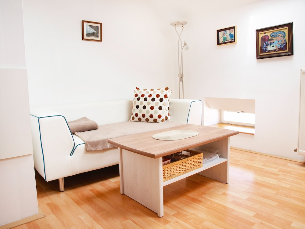 Emora Modern City Center Apartment