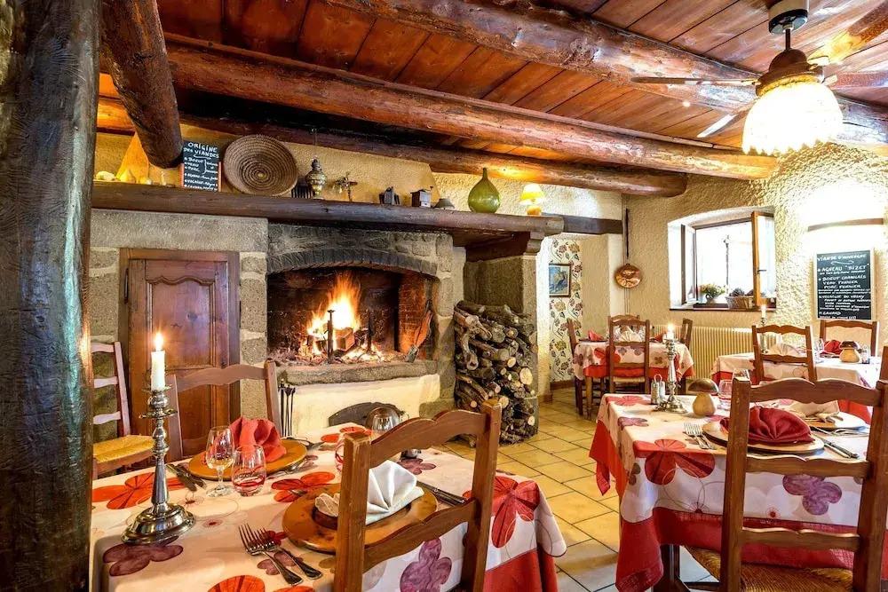 Hôtel-Restaurant La Crèche et sa piscine intérieure - Logis Hôtels