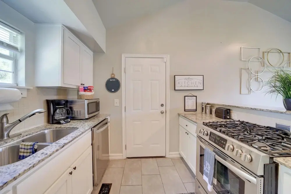 1 Mi to Tulsa Arts District: Home w/ Yard!