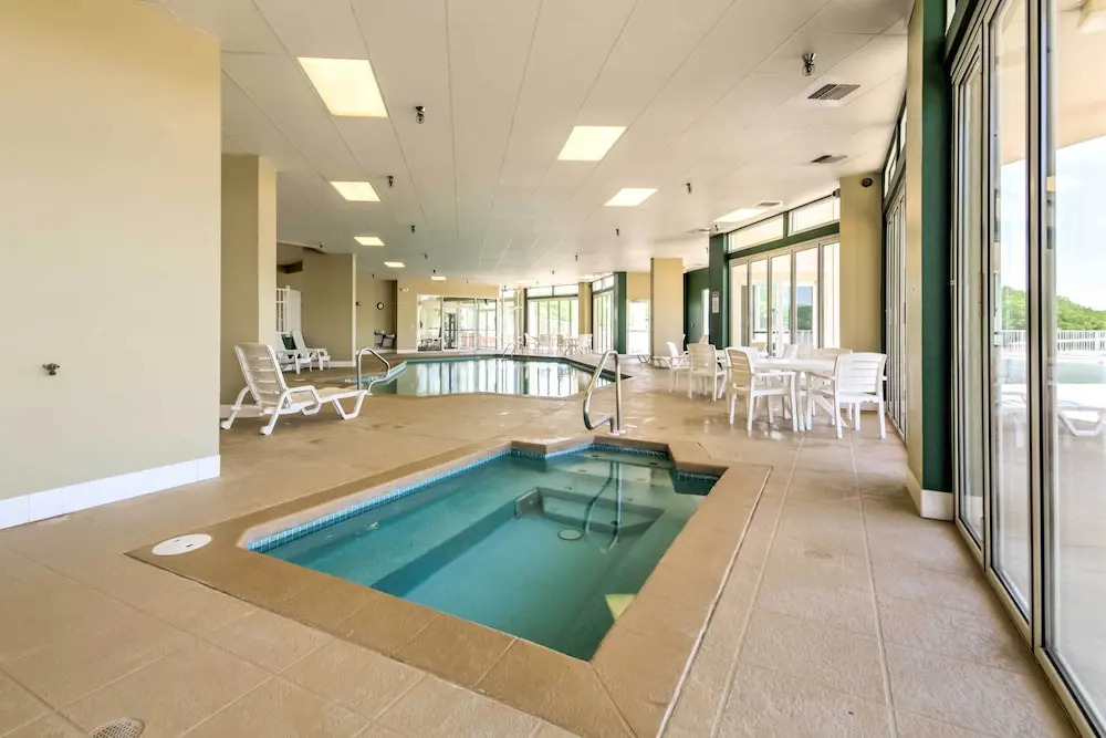 Lakefront Osage Beach Condo: Balcony & Pool Access