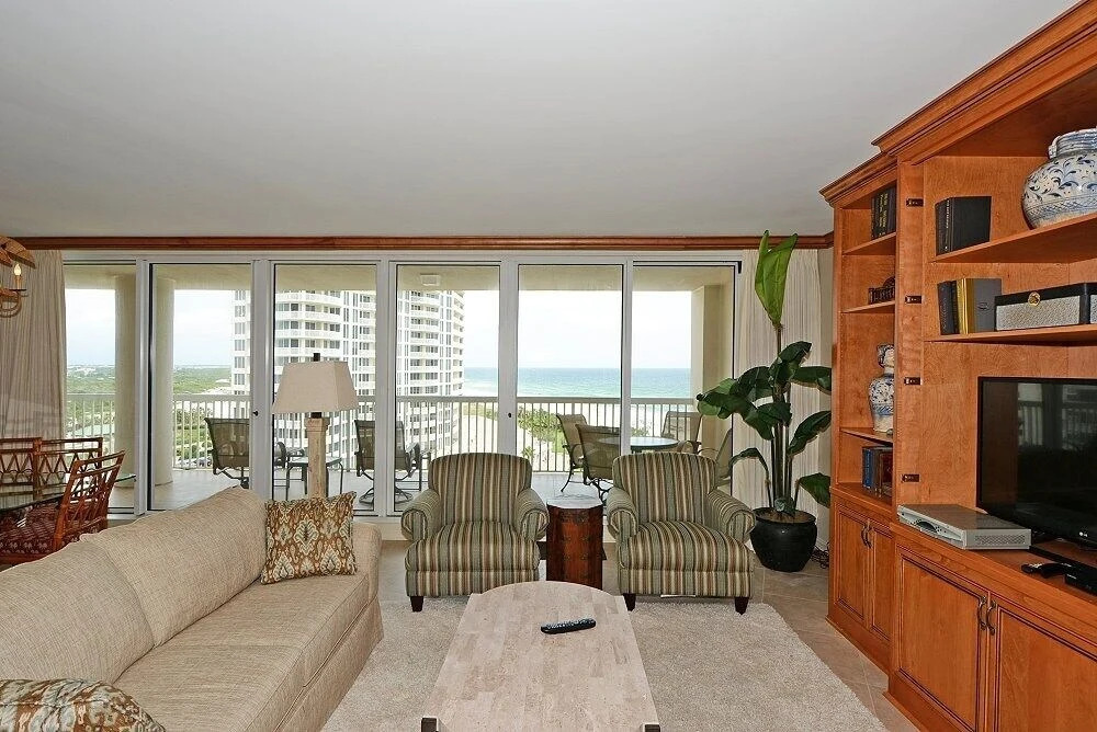 The Gem - 3 Br condo by RedAwning