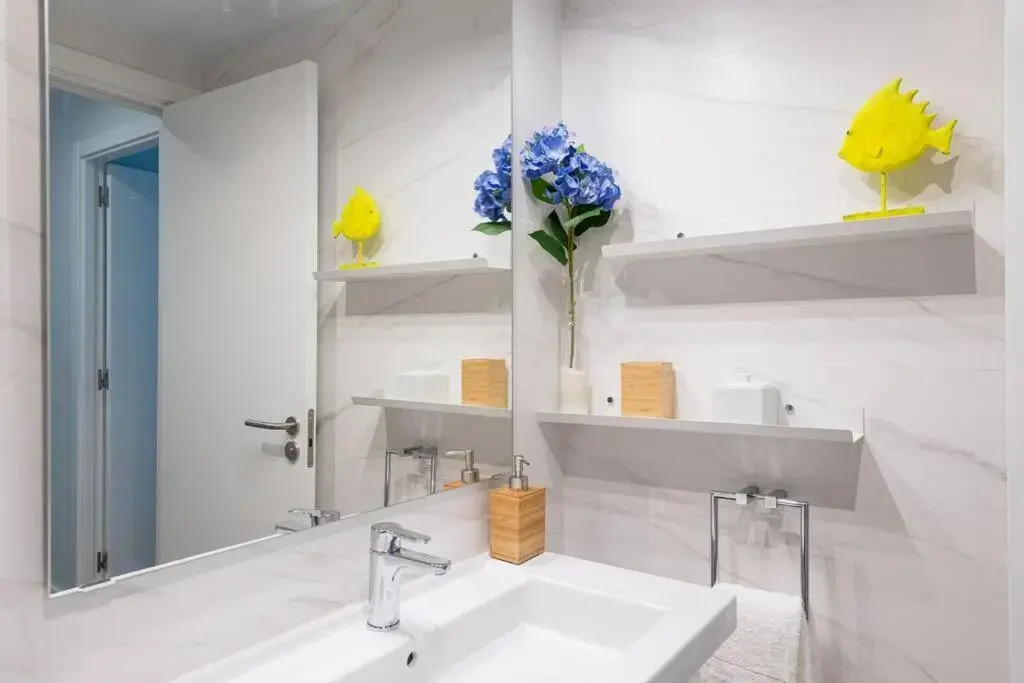 SUITE LUX APARTMENT. 80m FROM BEACH. FreeParking.