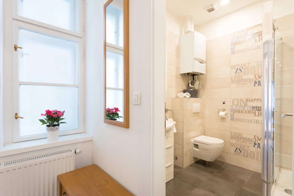 Bright and Spacious Apartment in the City Center!
