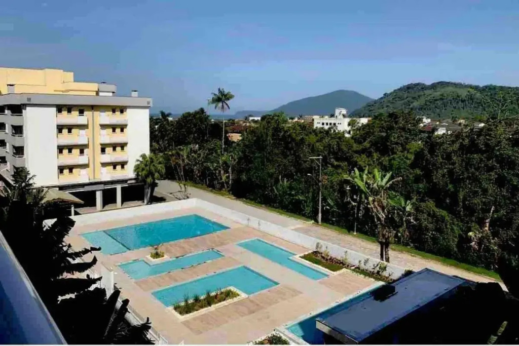 S02 Apto Ubatuba 3 min da praia, c/ piscinas, salão jogos, campo fut, playground, etc..