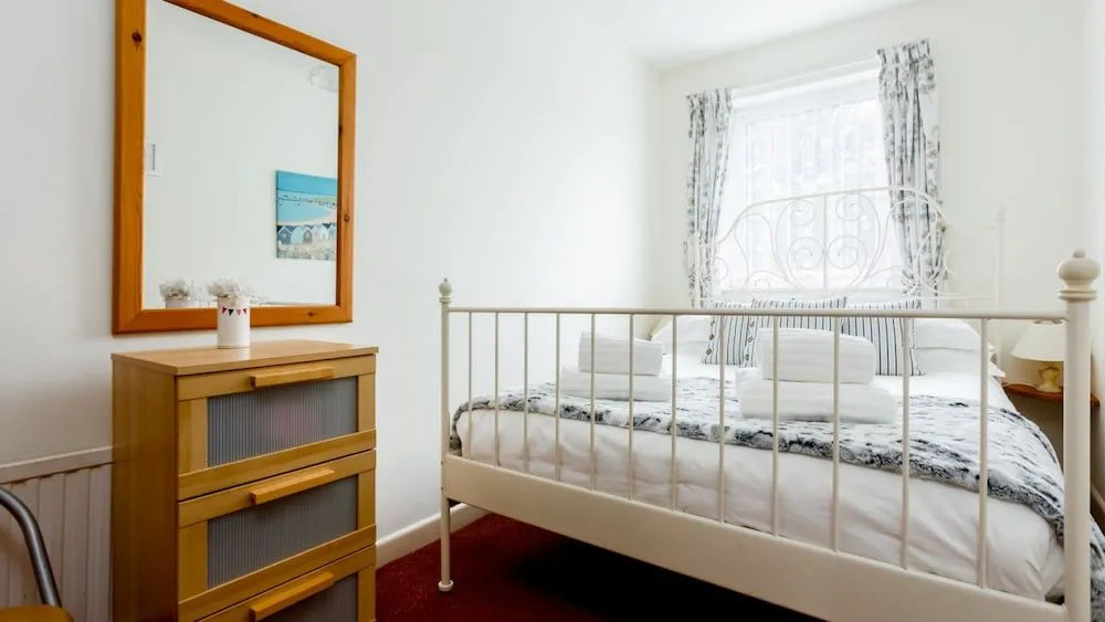 Dolphin Cottage - Short walk to Poole Quay with Private Garden