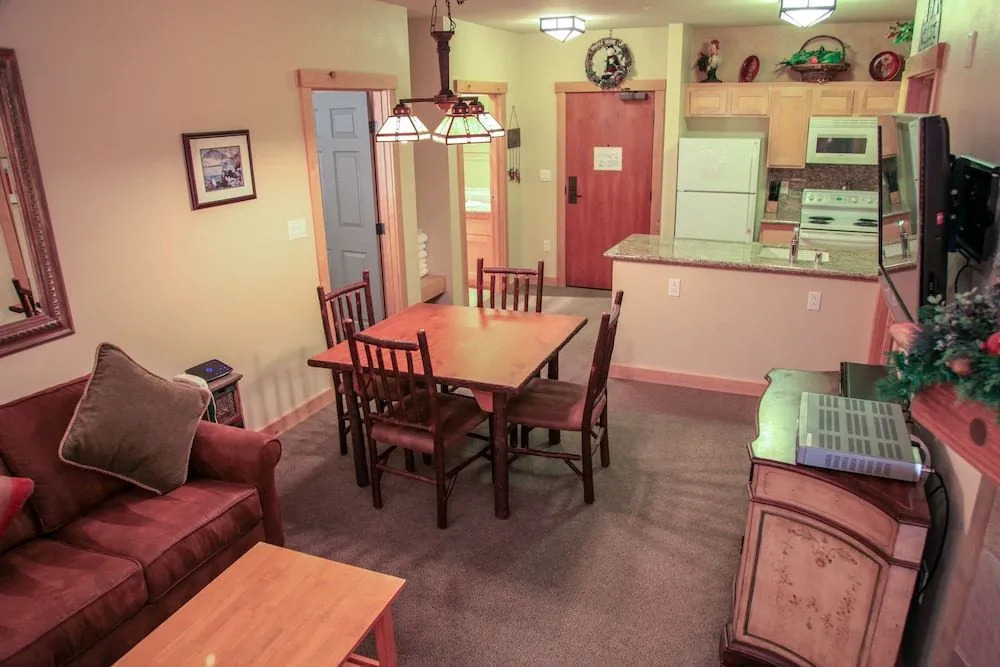 Sunstone 114 Updated Ski-In Ski-Out Condo At Sunstone Lodge with Great Complex Amenities by RedAwning