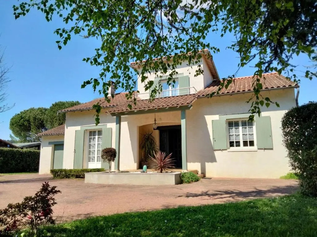 Le Chant des Oiseaux : Piscine Privée, Wifi, Animaux Bienvenus, Jardin - FR-1-616-236