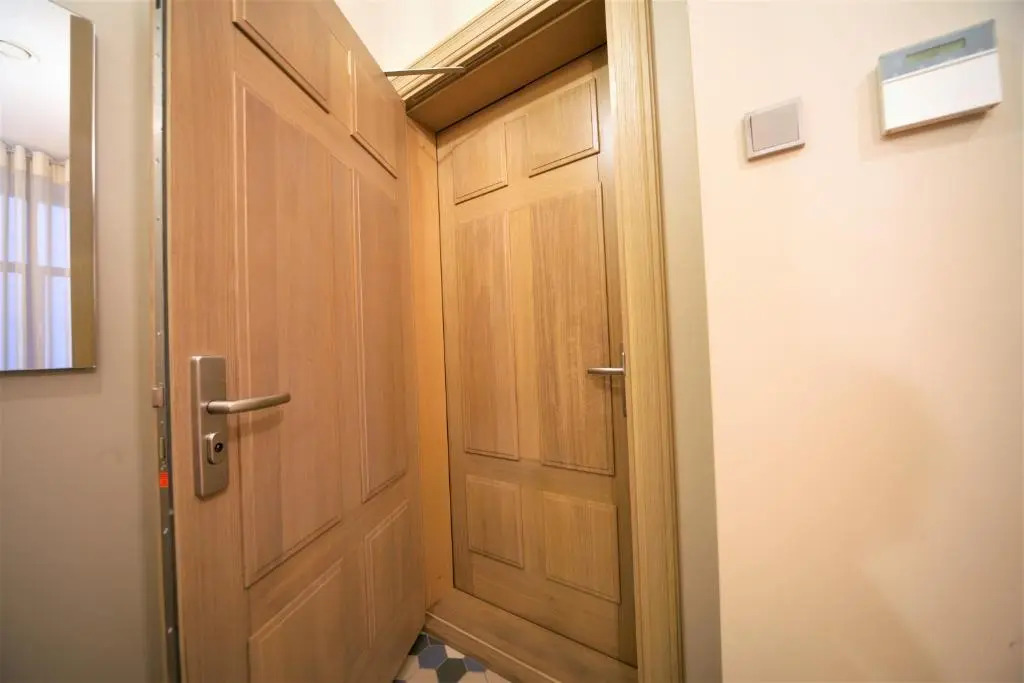 Quiet Old Town Apartment with Elevator Access