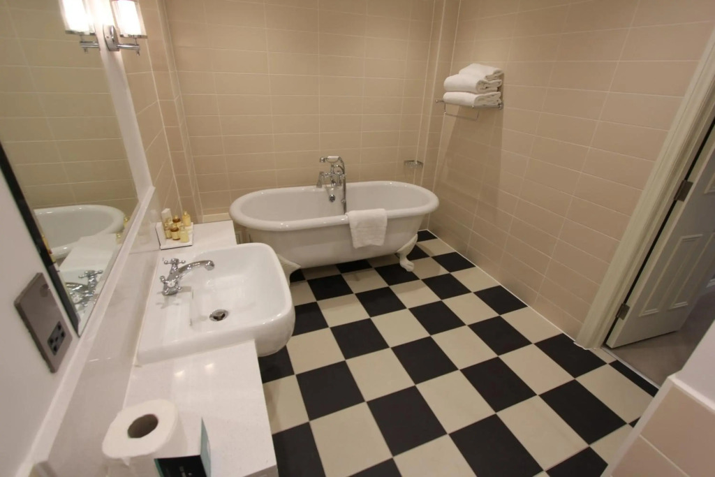 Yarrow Hotel