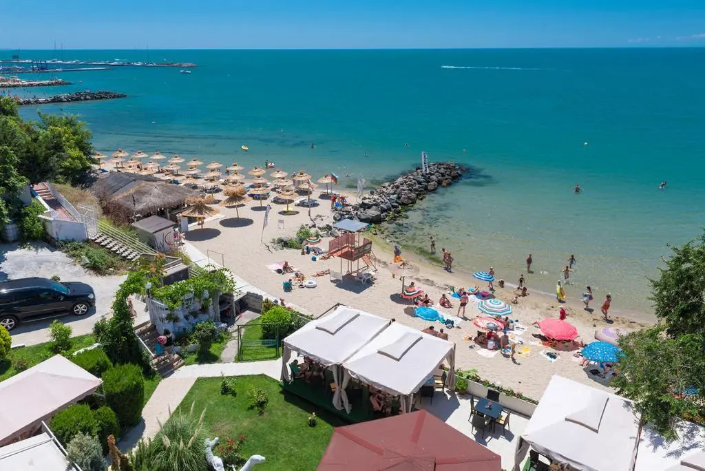 Iris Beach Hotel