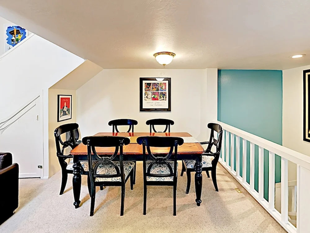 New Listing! Stylish 3-Story Condo Near Ski Resorts Condo