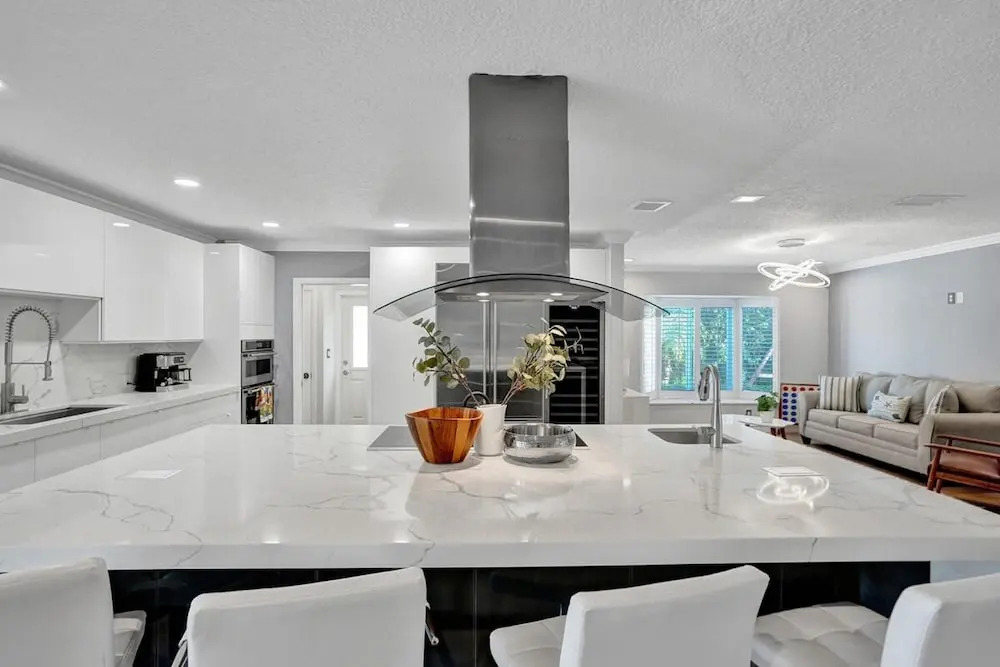 Luxe 4BR Waterfront w Htd Pool 5min to Beach