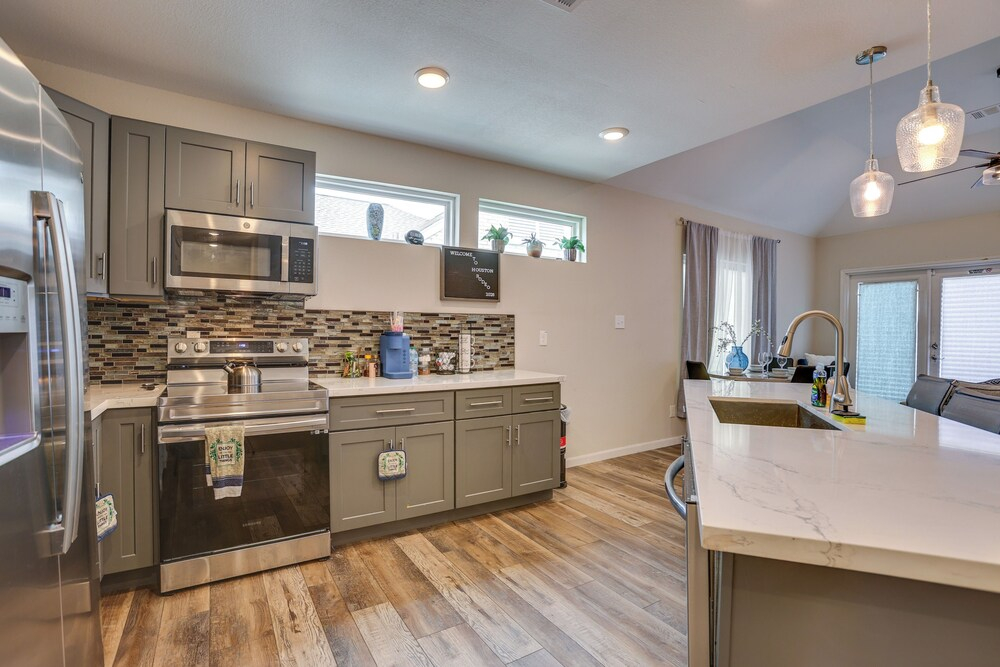 Houston Upgrade! Spacious + Modern Unit Near UH