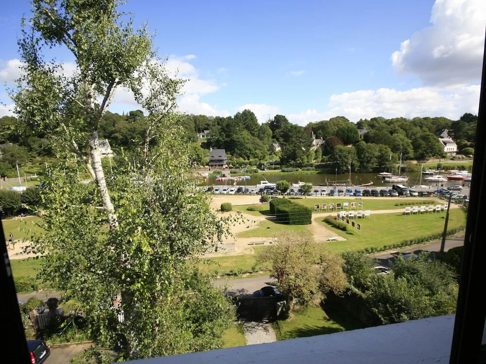 Luxurious Villa in Pont-Aven with Private Pool
