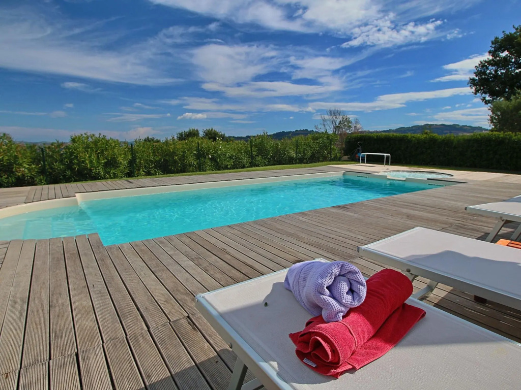 Cottage in Montelabbate with Pool & Forest