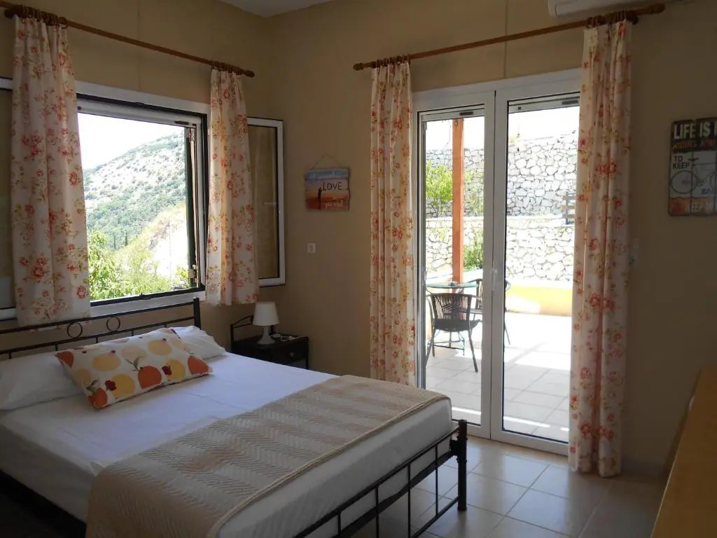 Zephyros Rooms And Apartments