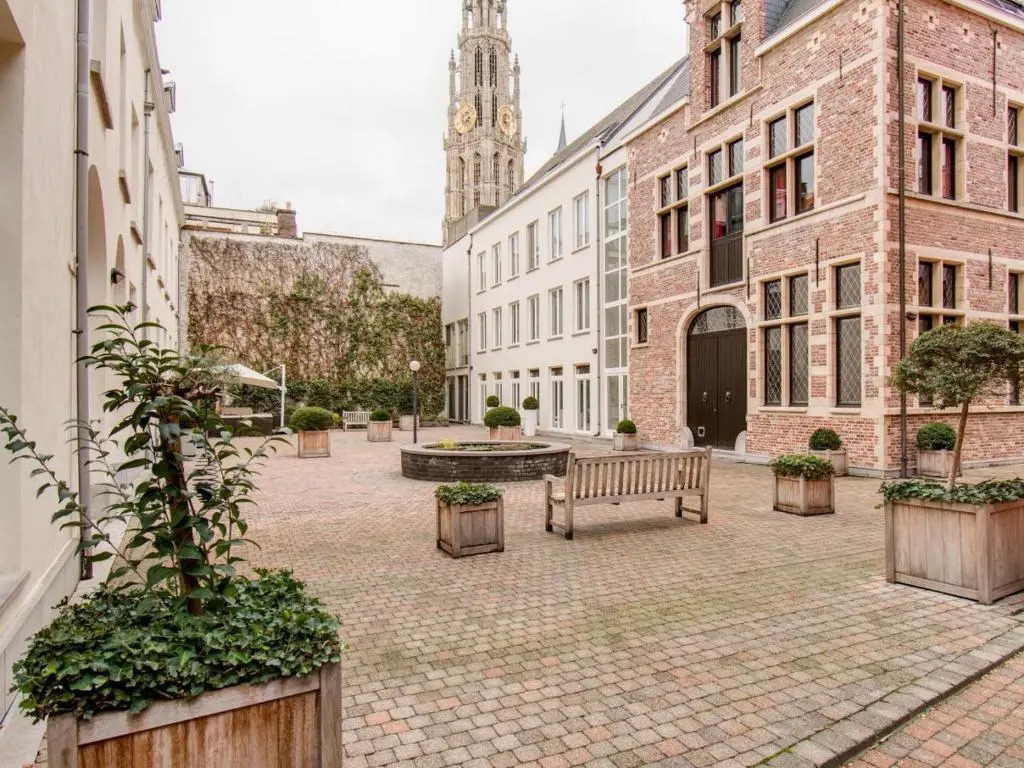 Deluxe Capital Street Stay for 12