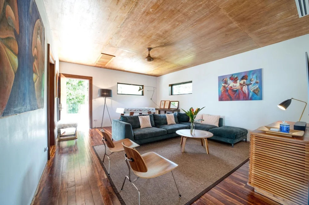 The Beach House - Upscale 5-bed Beachfront Villa w pool pier ocean views