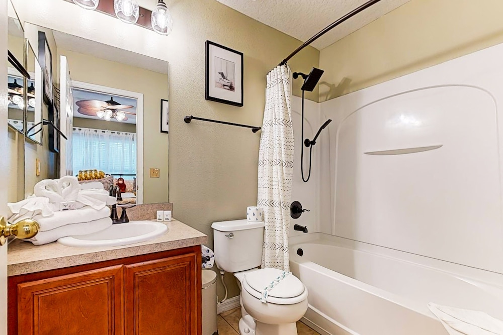 Dog-friendly Townhouse Near Disney With Outdoor Pool, Patio, Streaming, W/d, AC