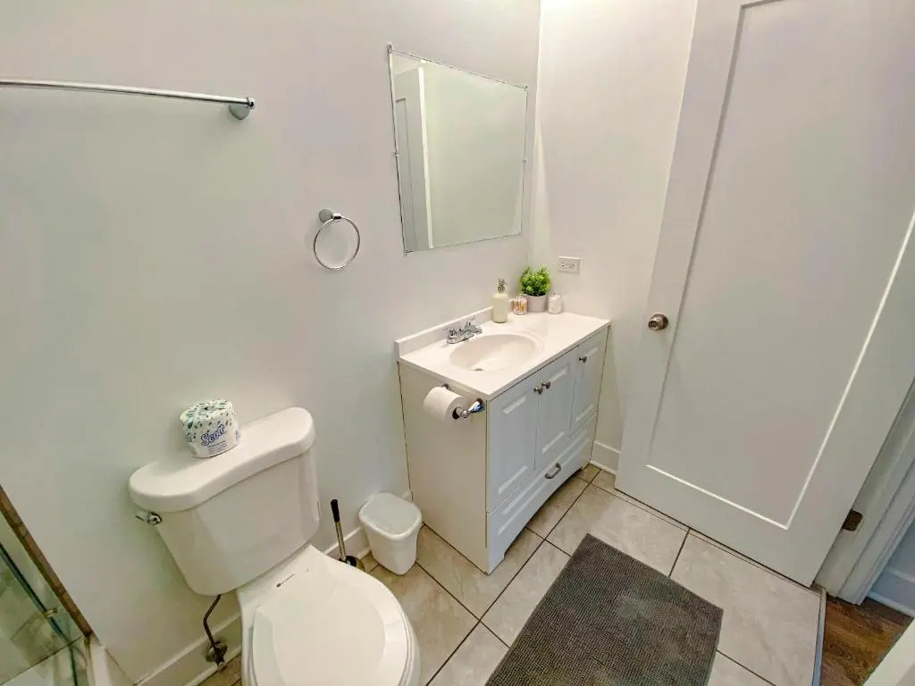McCormick Place Gem on State street with optional parking for 6 people