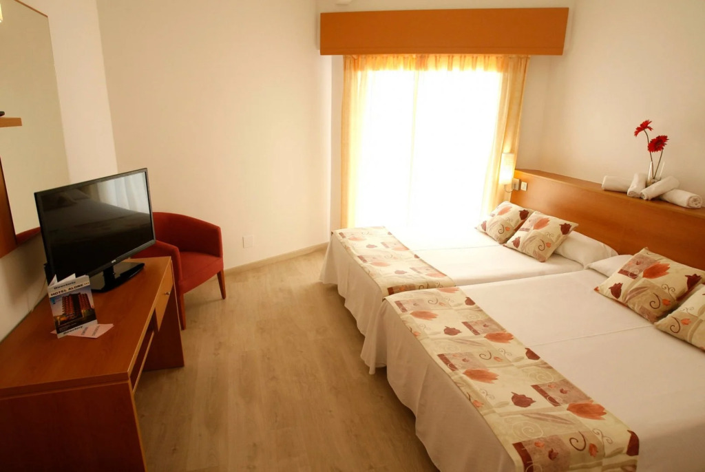 Hotel Alone