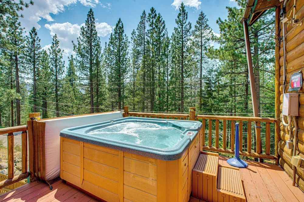 Hot Tub, Indoor Pool! Home 8 Mi to Heavenly Skiing