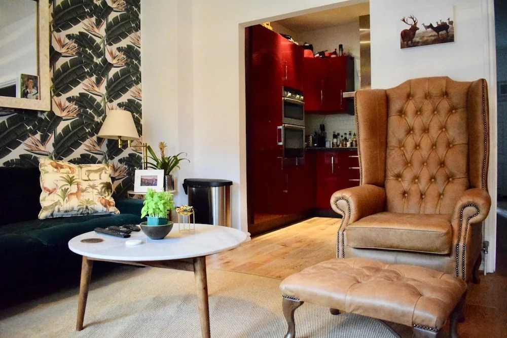 2 Bedroom House in Bow With Garden
