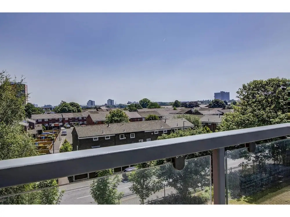 Large, Spacious and Modern apt for 4 in Manchester