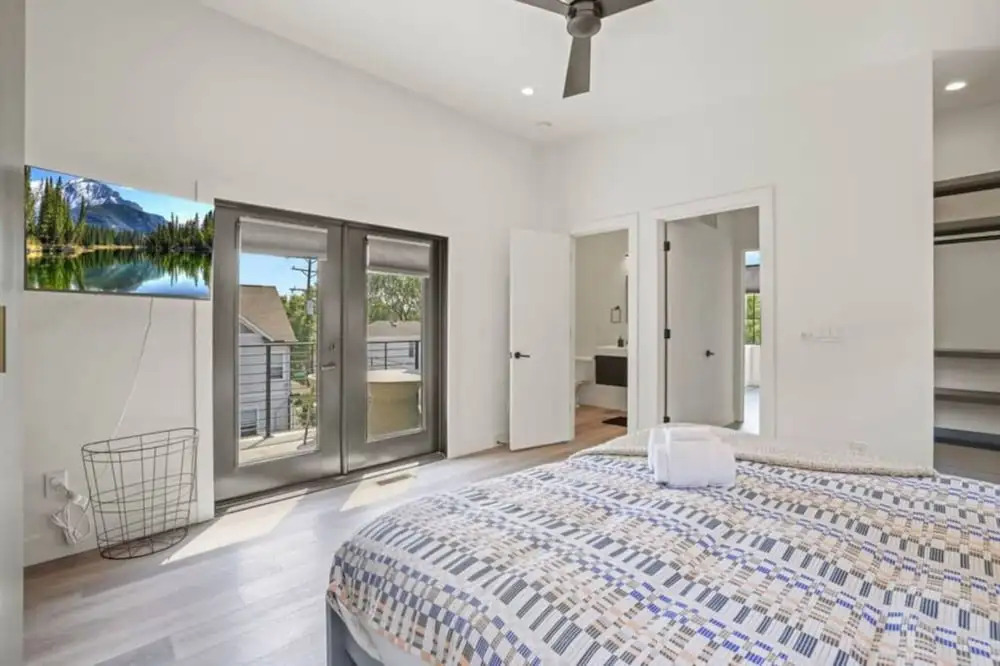 Work Of Art -3 Bedroom Elegant Townhome-columbus