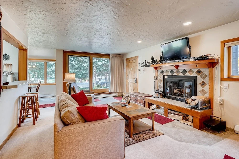 Premier 2BR 2BA in Lakeside Village- Kids Ski Free! condo