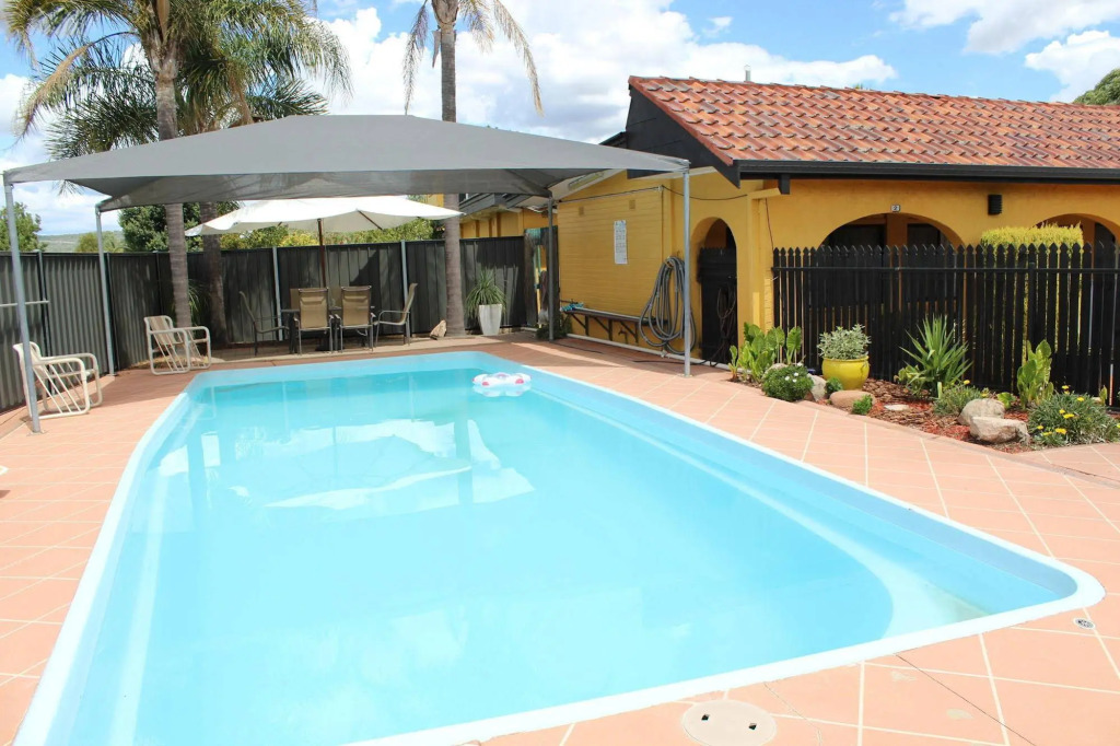 Twin Swans Motel