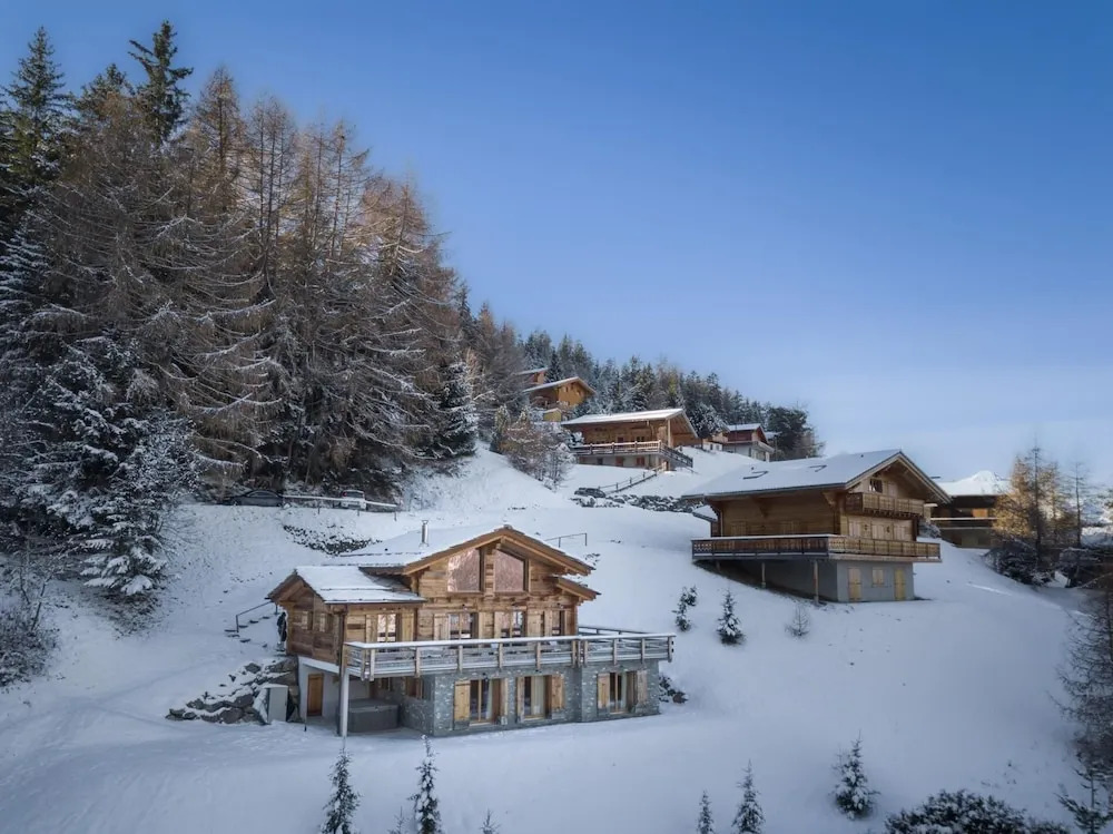 Authentic Swiss Spa Chalet Hot Tub & Sauna