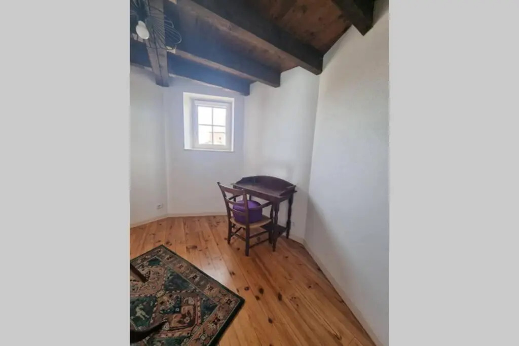 Appartement exceptionnel 4 étoiles hyper centre Albi 65 m2 au 4ème étage sans ascenseur avec une tour du 12ème siècle