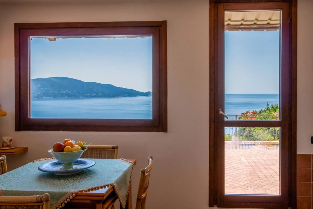Between dreams and stars, Villa Capo Stella stands majestically on the cliff and is embraced by the-Villa Capo Stella