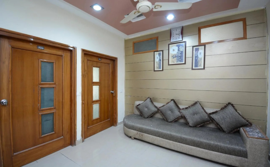 Hotel Royals By OYO Rooms