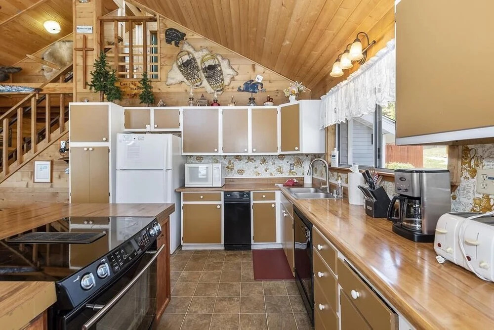 012 - Lakefront Chalet