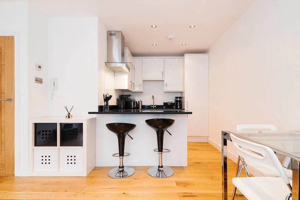 Bright New Flat Perfect Location!
