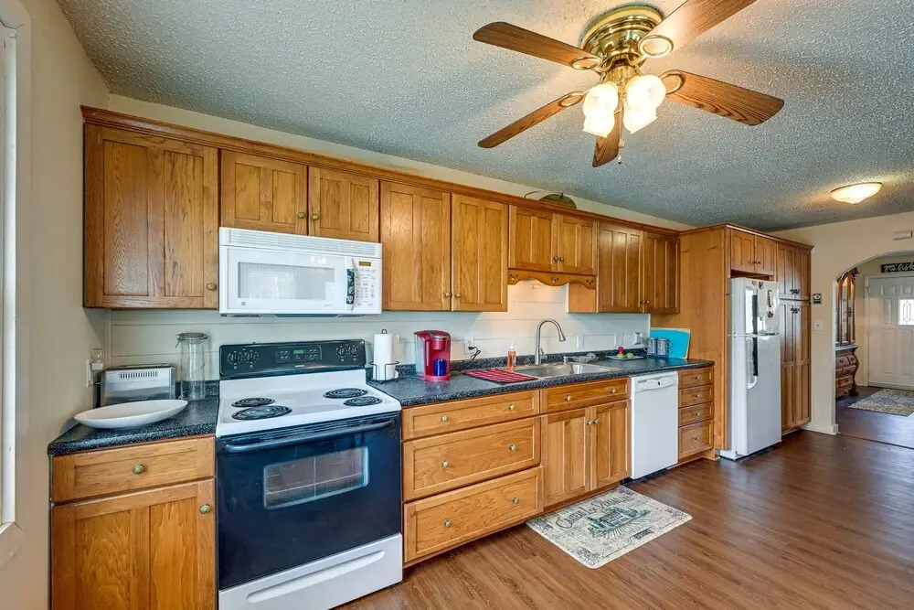 Private Hot Tub & Covered Deck: Cozy Whittier Gem