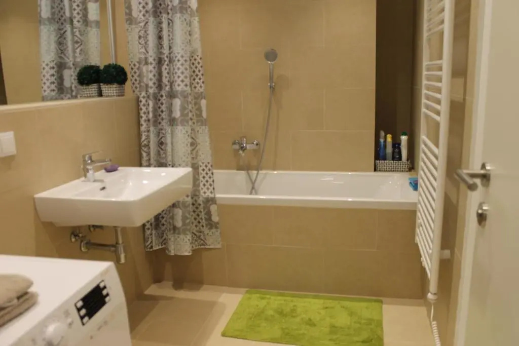 Spacious, Modern 1-bdrm Apt near VIC & Austria Ctr