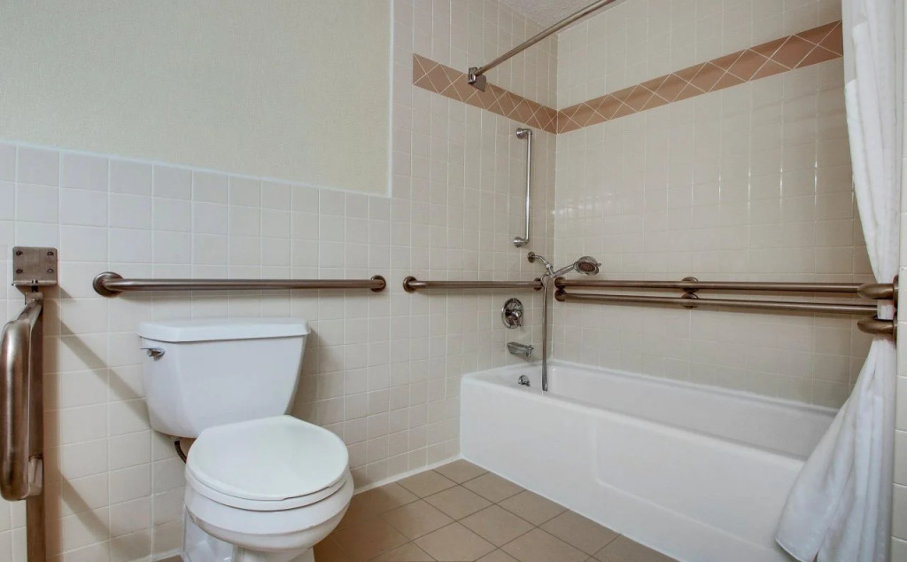 Holiday Inn Westbury-Long Island by IHG