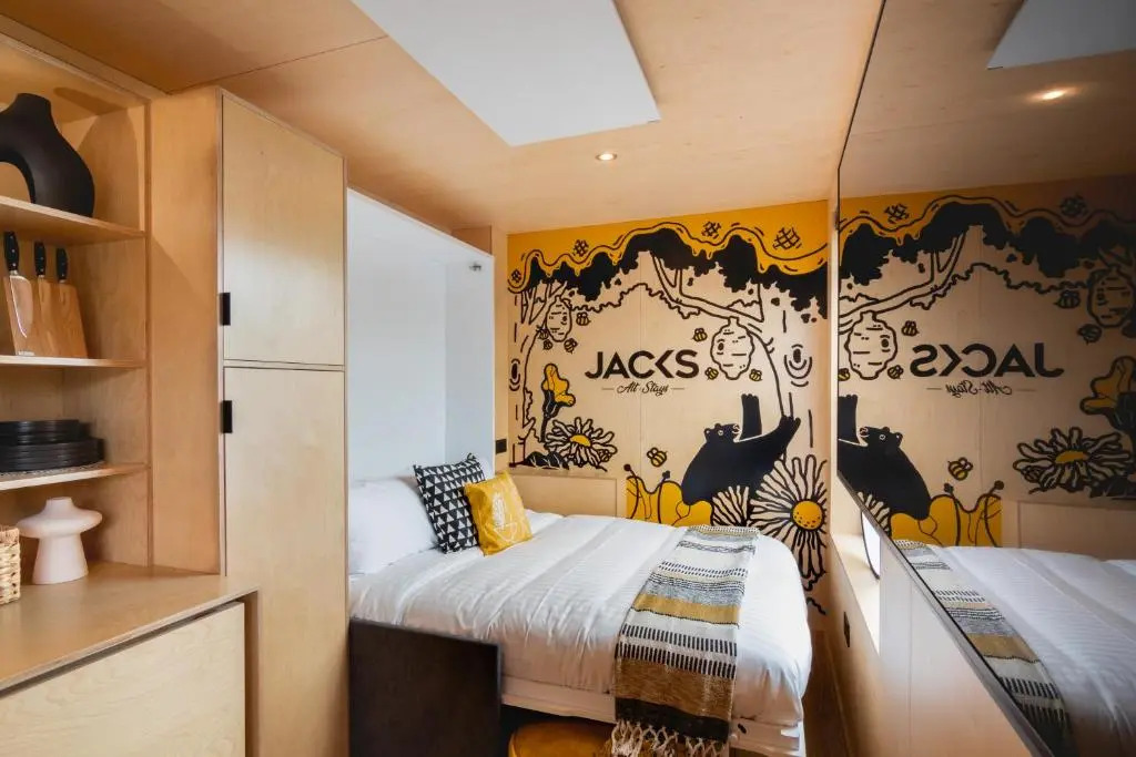 The Birdbox - Unique Hot Tub Cabin in Millport