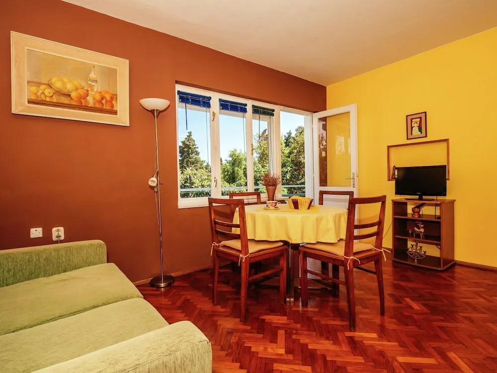Cozy Apartment in a Quiet Area, Nice Balcony With Park View, Near the Sea