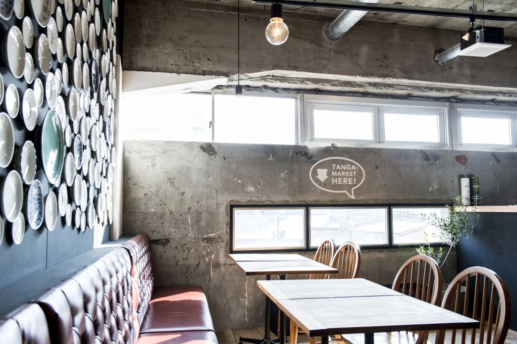 Hostel and Dining Tanga Table