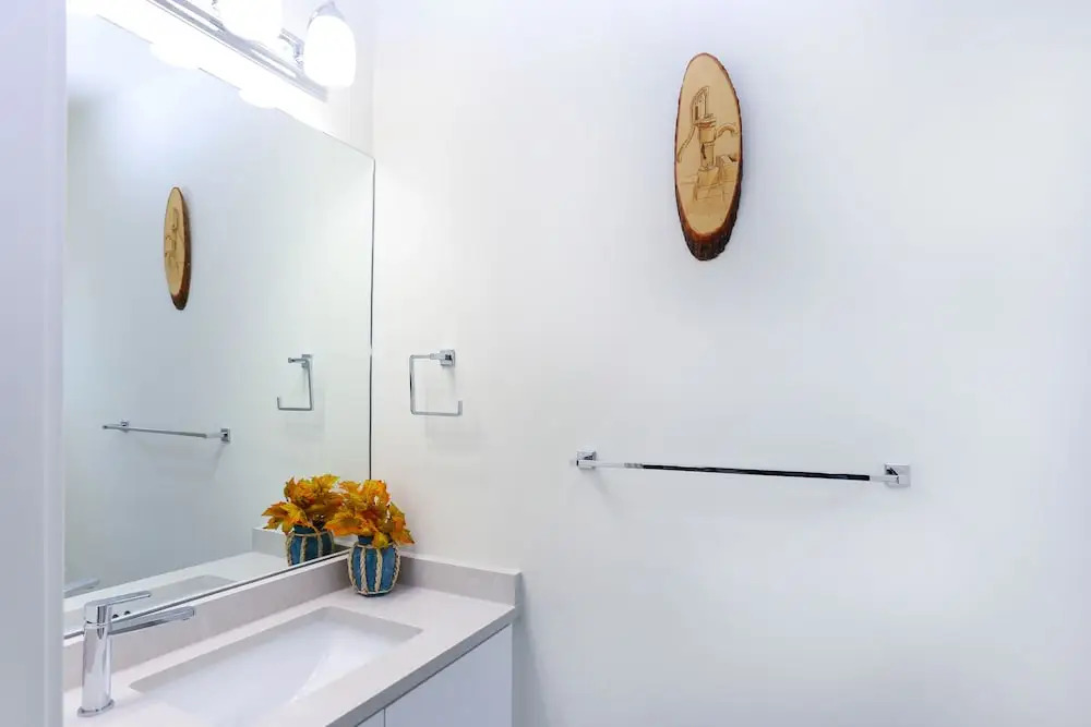 Tasteful 2 Bedroom Suite near Marine Gateway by Elevate Rooms