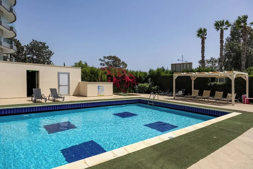 Marathon Beach Apartment - Sea View, Shared Pool