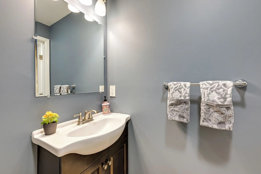 Walk to Shops & Dining: Glen Cove Apt w/ Yard!